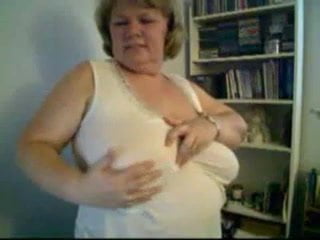 Nancy sans soutien-gorge