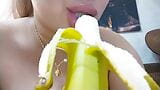 Une fille en collants à gros nichons fait un facesitting et fait un footjob à la banane snapshot 20