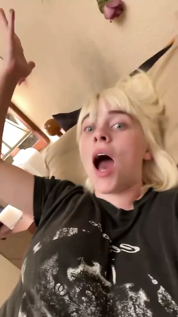Billie bounce her huge tits on purpose