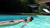 Gagică latino perfectă lângă piscină și înăuntru snapshot 3