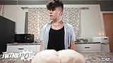 Joey mills kneads dough indossa solo un grembiule quando il suo fidanzato drake von viene a prendere tra i suoi buns - twinkpop snapshot 4