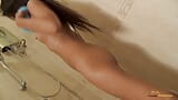 O fată asiatică brunetă suge o pulă și se fute în dormitor snapshot 19