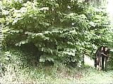 Sexo profundo al aire libre en el bosque snapshot 1