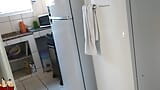 Після прибирання в будинку дружина нудистка писяє, і вона використовує рогоносця як туалетний папір snapshot 5