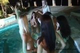 6 lesbiennes latines sexy baisent dans un bain à remous snapshot 4