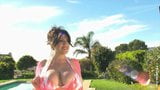 Antonella kahllo muestra sus grandes tetas en top de rejilla rosa snapshot 5