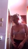 Une vieille femme mature fait un strip-tease snapshot 2