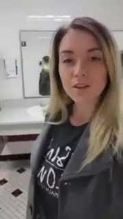 Mujer se masturba en un baño público y eyacula | xHamster