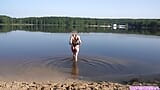 Menina nudista vai magrinha mergulhando em uma praia snapshot 7