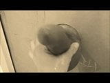 Branlette maison au gloryhole avec grosse éjaculation snapshot 9