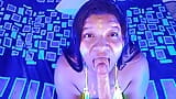 COMO ME ENCANTA LAS POLLAS!! Rica Latina BBW en Neon Haciendo una Mamada Sexy con Garganta Profunda Extrema a un Dildo muy Caliente snapshot 5