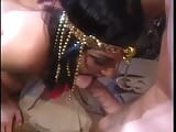 Сексуальная брюнетка с короткой стрижкой в наряде Cleopatra принимает член, затем огромный камшот snapshot 10