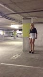 Crossdresser rubia caliente en tacones y falda corta snapshot 10