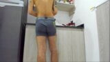 Ce bel homme colombien excité est dans la cuisine snapshot 9