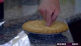 Mutter fickt Stiefsohn und isst Teen-Creampie für Thanksgiving snapshot 3