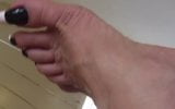 Milf mostra le unghie dei piedi nere + bianche snapshot 1