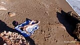 Si sono incontrati sulla spiaggia e sono andati nell'appartamento delle brune per una sveltina anale snapshot 1