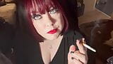Britse taart Tina Snua trekt aan haar parmantige tepels & ketting rookt 2 sigaretten - grote tieten bbw bevredigt jr rokende fetisj snapshot 7