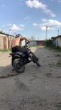Un motociclist heterosexual după ce călărește o motocicletă ajunge în fața ta cu porții mari de spermă. vorbe murdare snapshot 2
