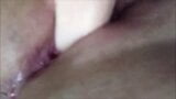 Close -up spuiten op een dildo thuis snapshot 10