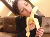 Pipe à la banane pour enfiler le préservatif! Branlette amateur japonaise. snapshot 12