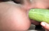 Indyjski zdzirowaty duży tyłek chłopca analnego bawić się warzywami. snapshot 9