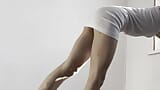 Fitness yogası yapan kız külotunu teşhir ediyor snapshot 10