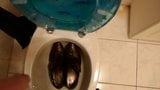 Pisse dans des chaussures à boucle marron snapshot 6