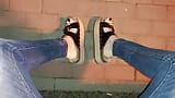 Crossdressing - sandalias de plataforma con jeans flacos snapshot 6