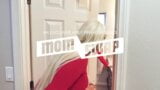 Sheena Ryde, MILF à forte poitrine, se fait fouiller un strip-tease devant son mari snapshot 4