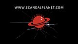 丘の中のソフィー・モンクのヌードが赤いscandalplanet.comを走る snapshot 1