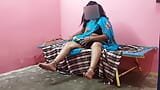 Mi madrastra en el pueblo estaba levantando su sari de rodillas y me estaba escondiendo y tuve relaciones sexuales dolorosas con ella. snapshot 3