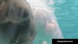 Unter Wasser nackte Sirene Sunny Lane lutscht Schwanz unter der Flut! snapshot 6