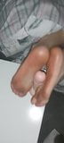 Dildo-Footjob, Sperma auf schmutzigen Sohlen snapshot 1