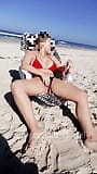 Cô vợ nóng bỏng thủ dâm và bú cu chồng trên bãi biển snapshot 1