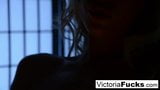 Victoria White le encanta lucir sus largas piernas y su gran culo snapshot 10