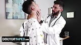 De enge dokter haalt sperma uit de schattigste jongen op de campus voor wetenschappelijke doeleinden - DoctorTapes snapshot 6