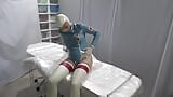 Il paziente sta esaminando il medico e il medico sta giocando con se stesso Video completo snapshot 1