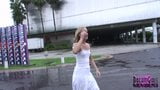 ダウンタウンのタンパを通して裸で筋が立つクレイジーホームビデオ snapshot 1