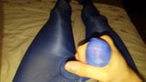 Pancut dalam seluar ketat biru dan cammo body pantyhose nilon snapshot 8