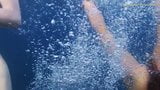 2 chicas calientes desnudas en el mar nadando snapshot 7