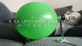 De n.v.a. masker nr. 2 - de flow minimizer - n.v. een latexmasker ademspel met grote ballon snapshot 2