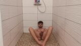 Frecher Junge kommt vor seiner Dusche - piepst snapshot 8