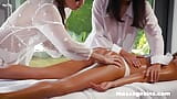 Trois filles font un massage sexuel dans des massages snapshot 9