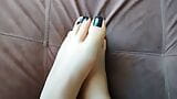 Pieds mignons ongles noirs snapshot 4