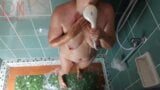 Nudistenhuishoudster Regina Noir wast onder de douche met zeep, naakte meid scheert haar poesje, poetst tanden. voyeurist 2 snapshot 8