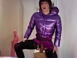 Jess Silk скачет на дилдо в фиолетовом атласном платье и блестящей фиолетовой куртке с коротким париком snapshot 7