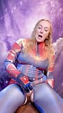 Capitã Marvel cavalga um vibrador ébano snapshot 8