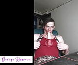 Sissy slave Denise Humain lavora con la bocca su un dildo per l'allenamento. sexy snapshot 18