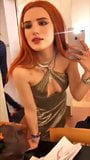 Bella thorne con cabello rojo y mostrando escote en un vestido snapshot 5